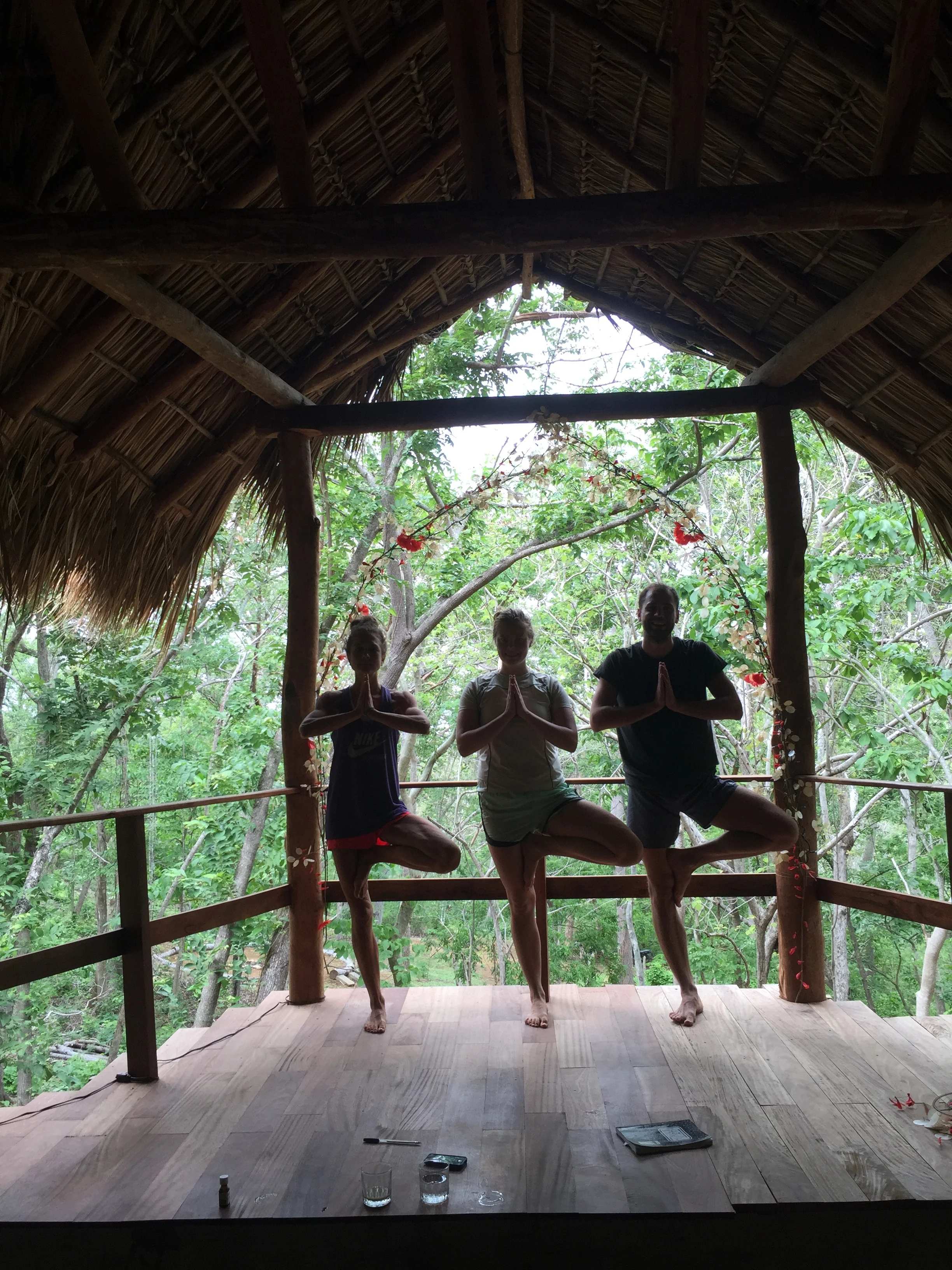 Yoga dypt i skogen i Nicarague, meg, Nina & Märt