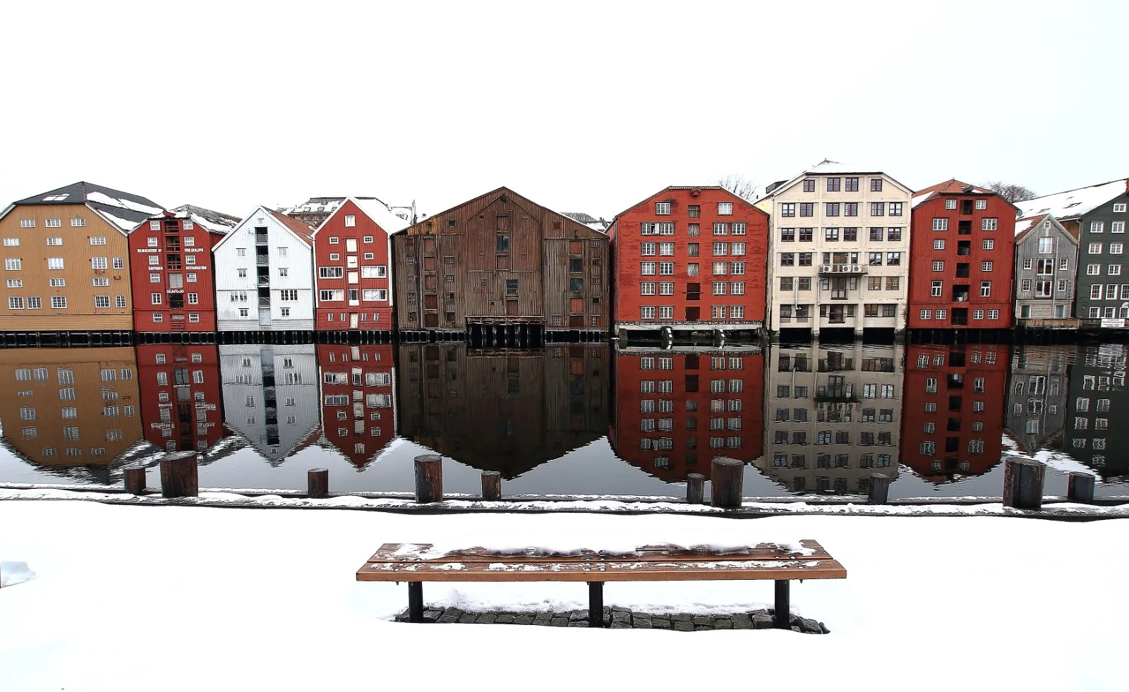 Nidlven med snøbelagte sider
