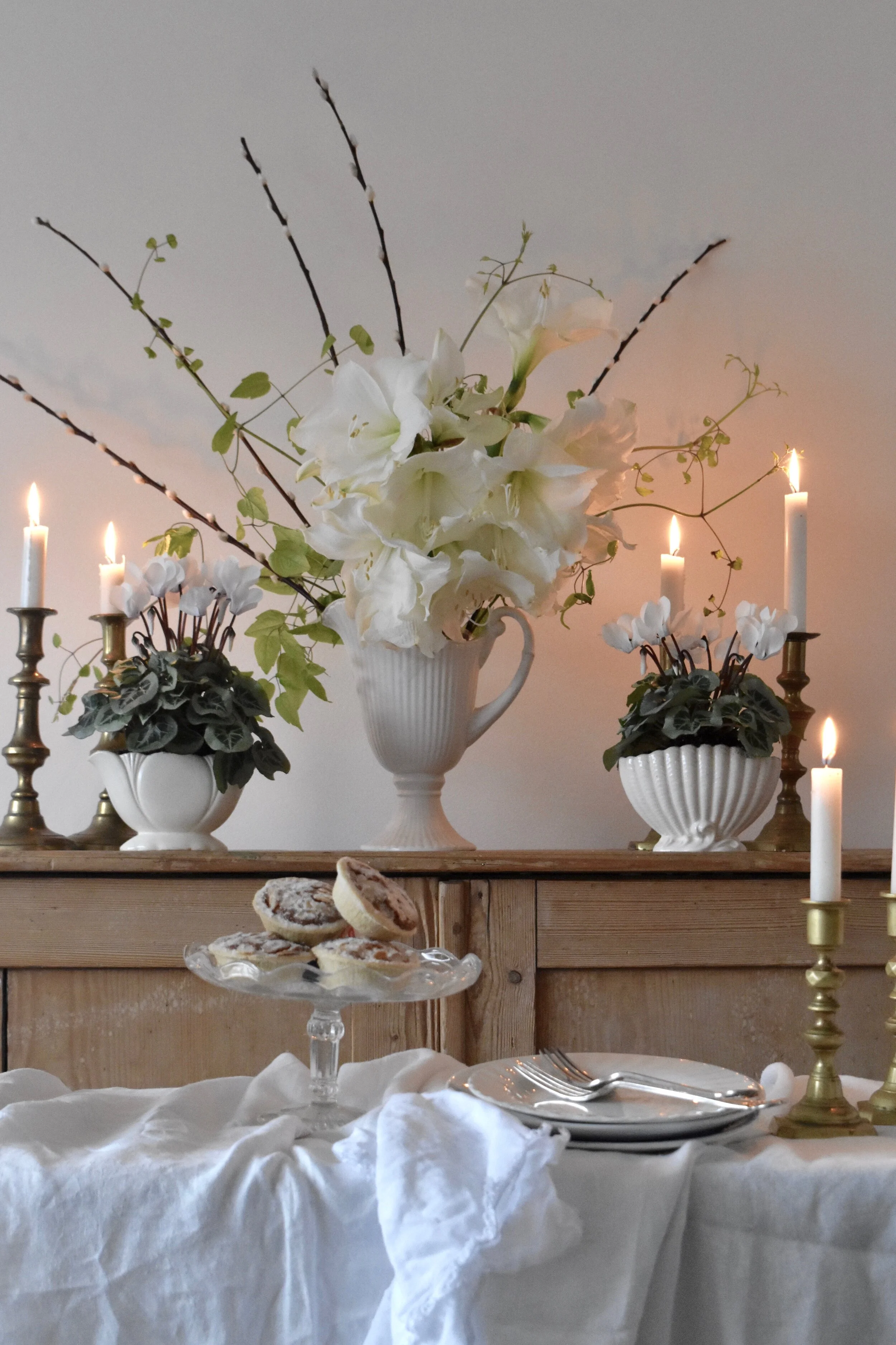 christmas-interior-styling-with-vintage-constance-spry-style-vases