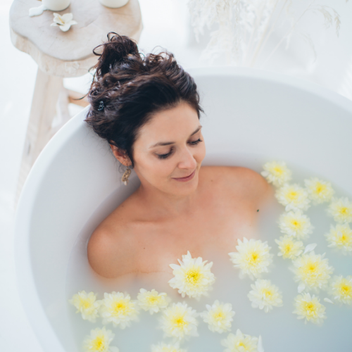 женщина в гидромассажной ванне с цветами