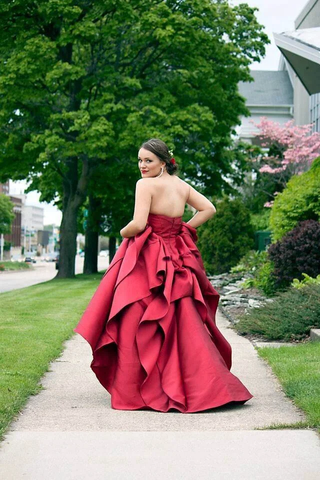 17 Prom Photo Poses to Take on The Big Day