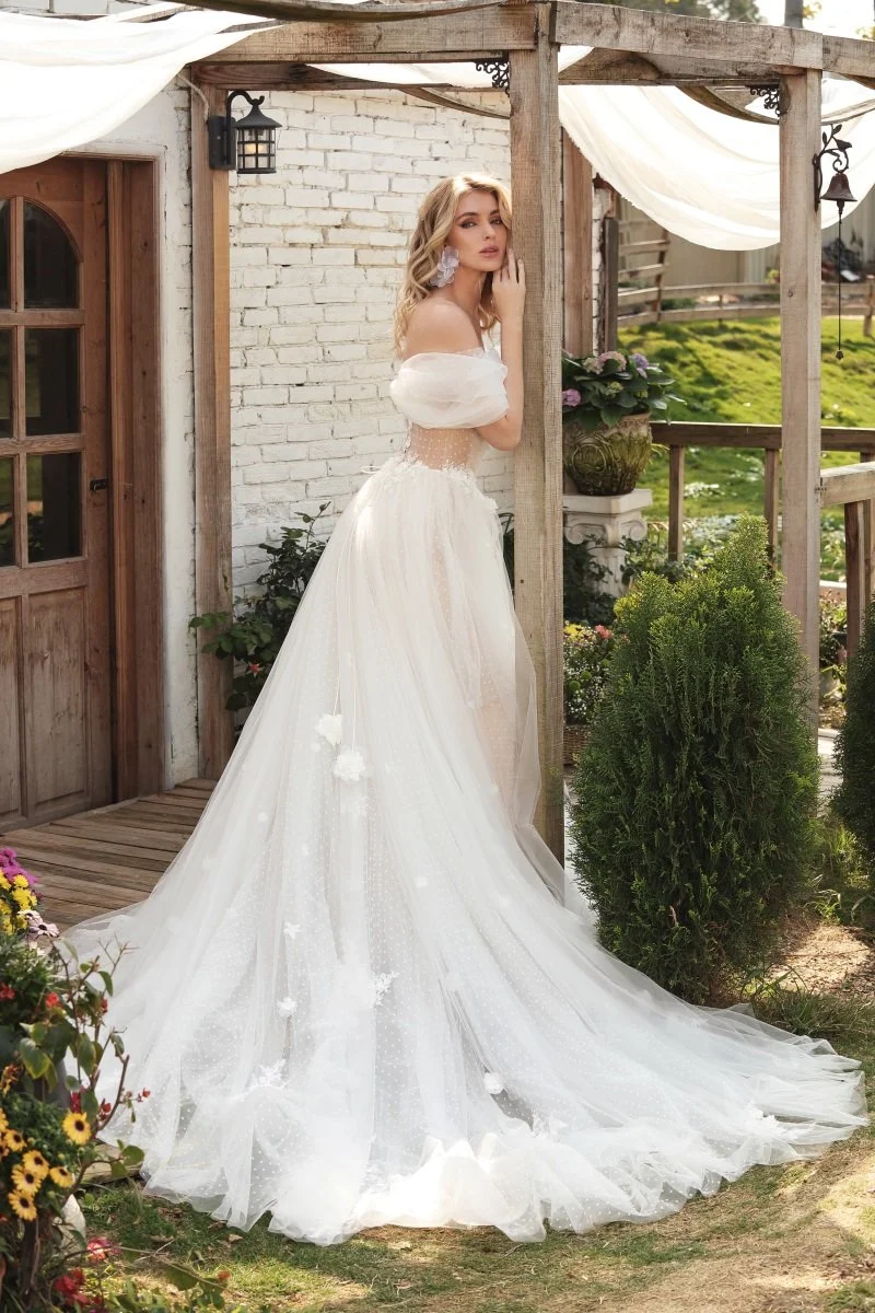 white dress with train Spaghetti Straps Romantic Lace Wedding in cups luxire:composition:cotton:100 How to Wear Red: Size:EU 48 | US 18 | UK 20