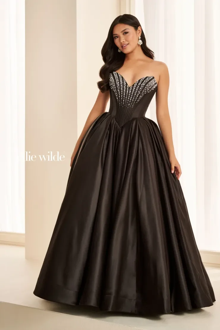 ew38020_black-white__aug__148_.740.webp