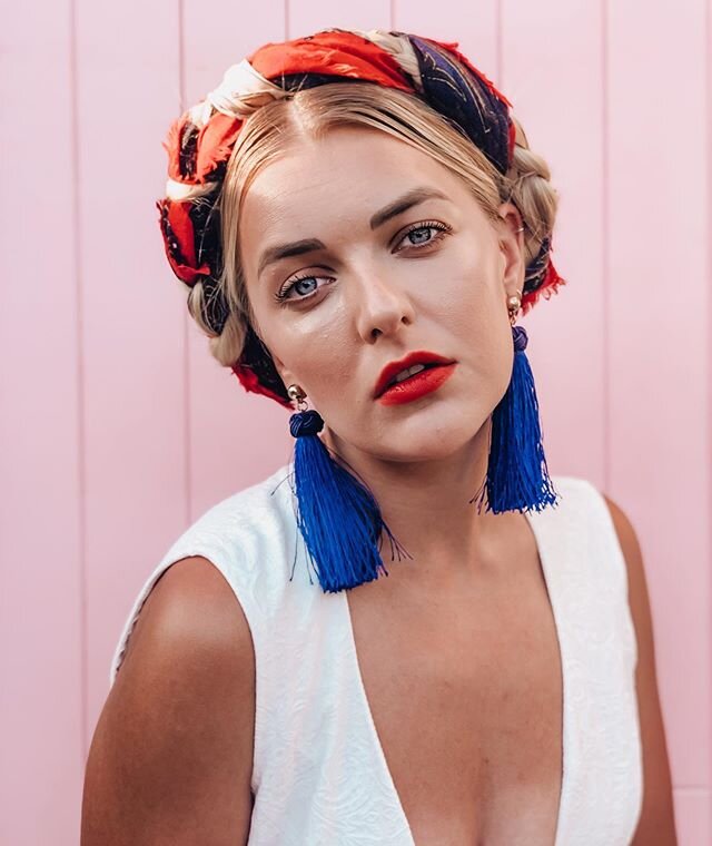 Would you dare to go bold with your styling for your big day? Halo braids plaited with scarves, bold lips and big earrings! 💃🏼
Look inspired by @joloveshair