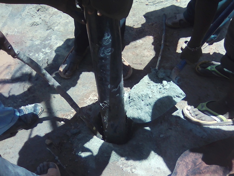 Placing the screed in the well..jpg