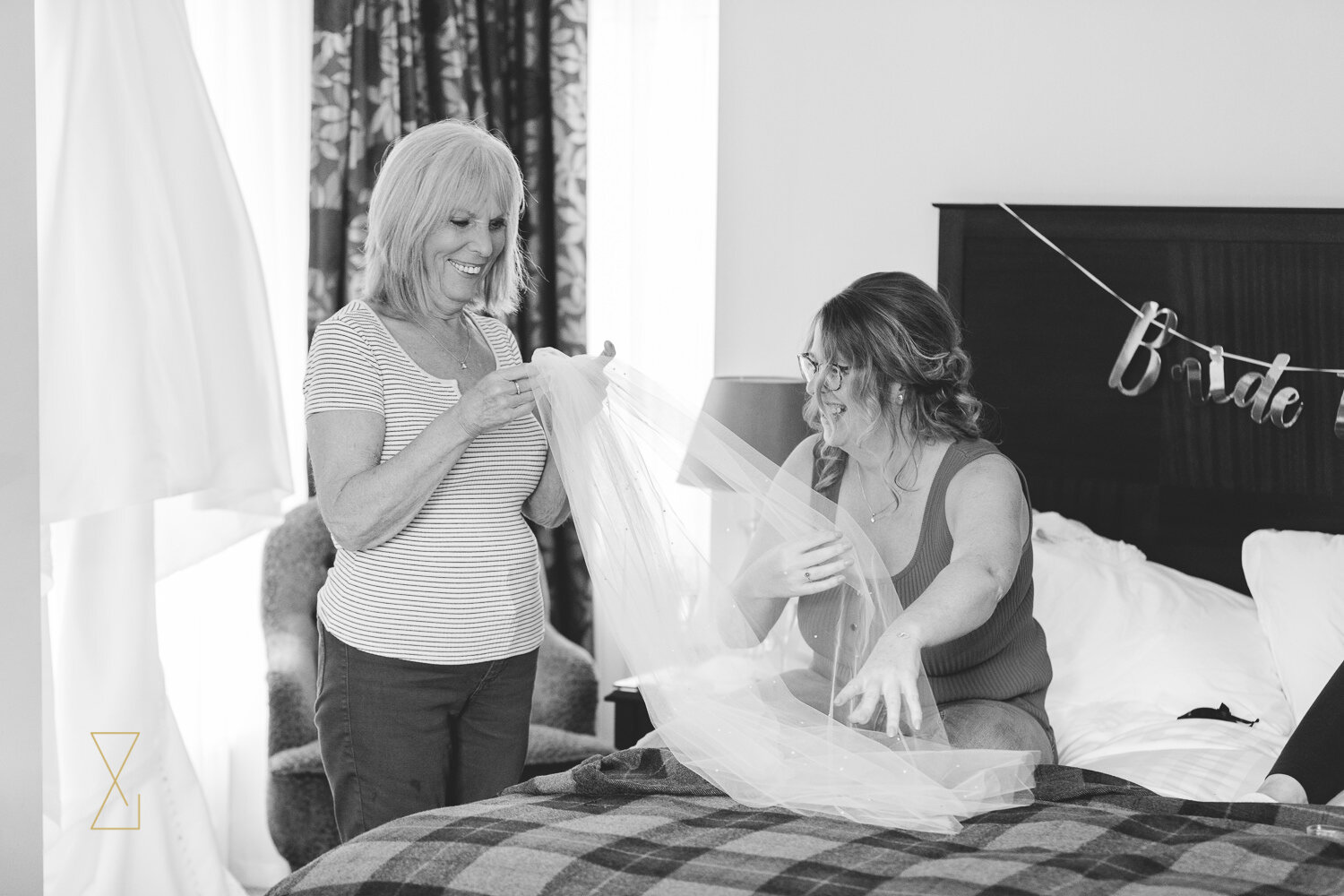 Preparing-the-wedding-veil-photo