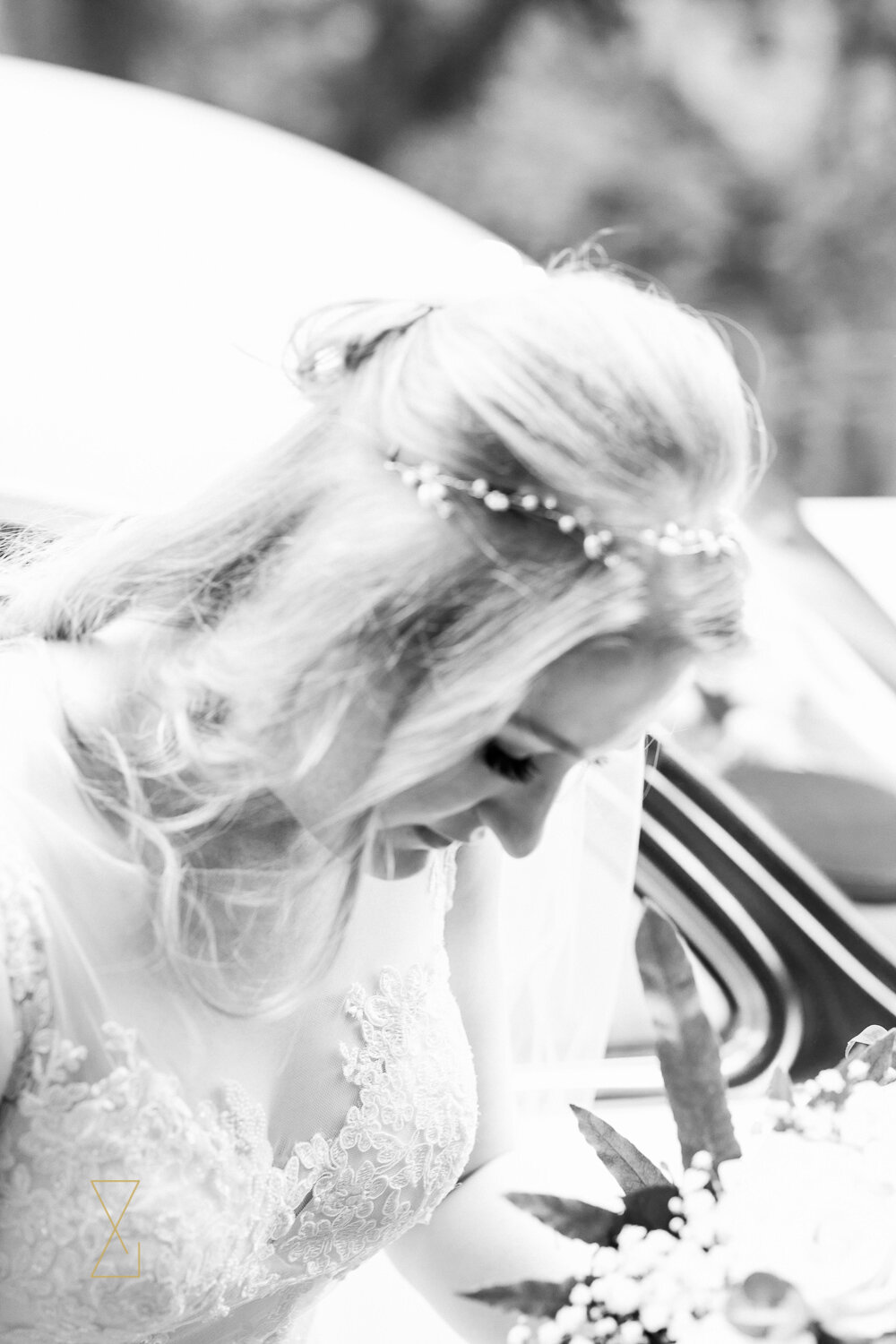 Bride-arriving-at-Gawsworth-church-Cheshire-wedding