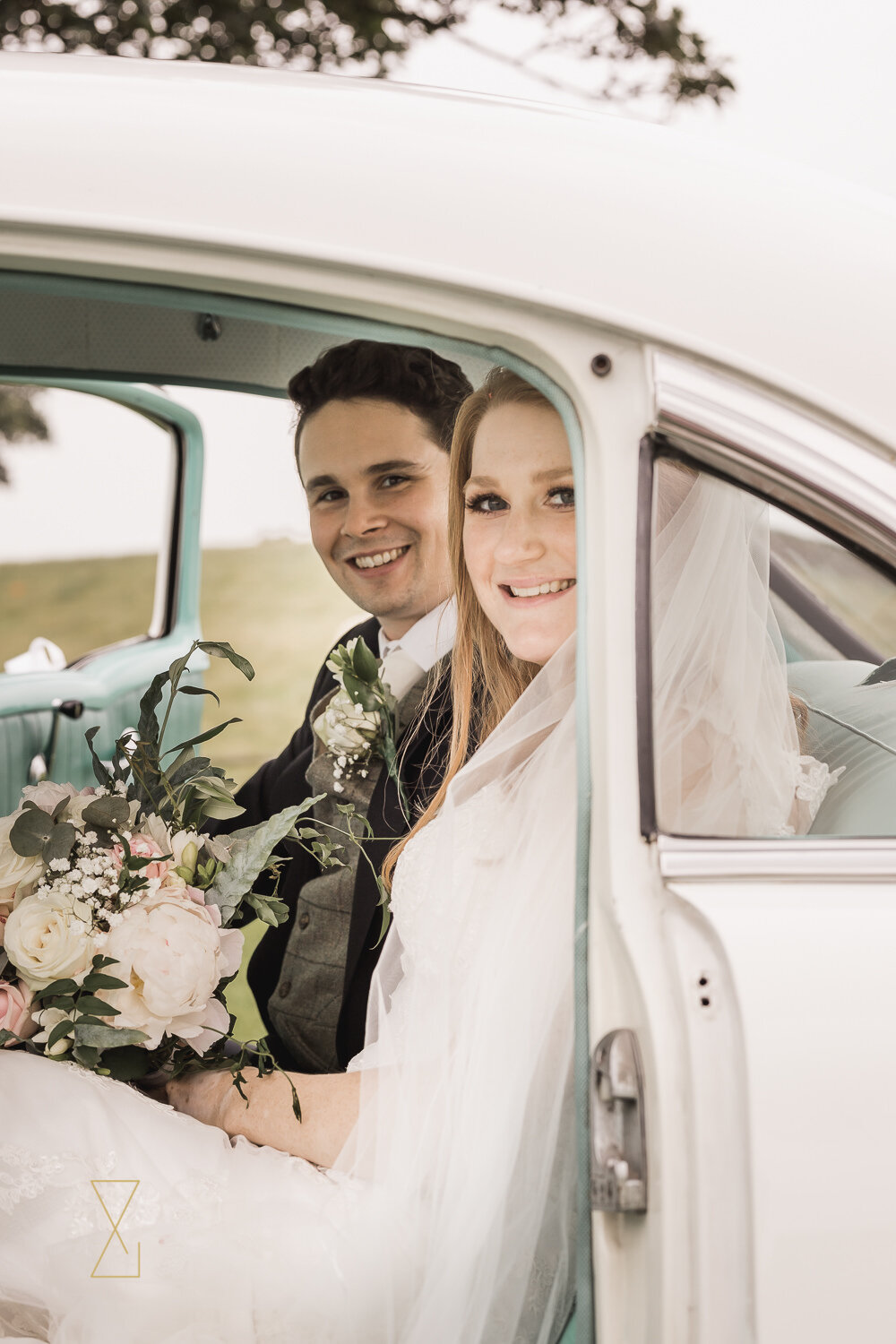 Bride-and-groom-in-wedding-car
