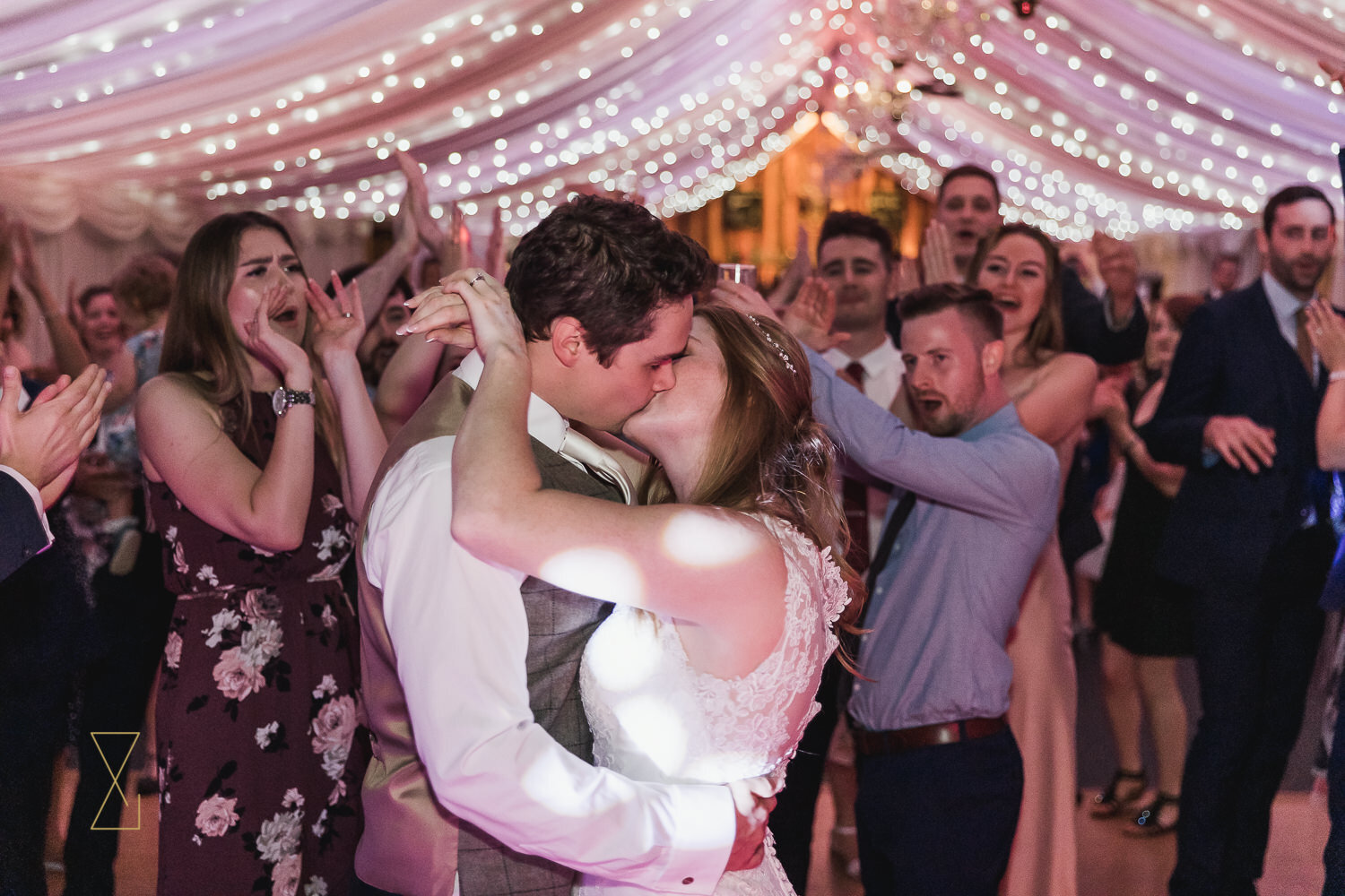 Bride-and-groom-kiss-during-first-dance