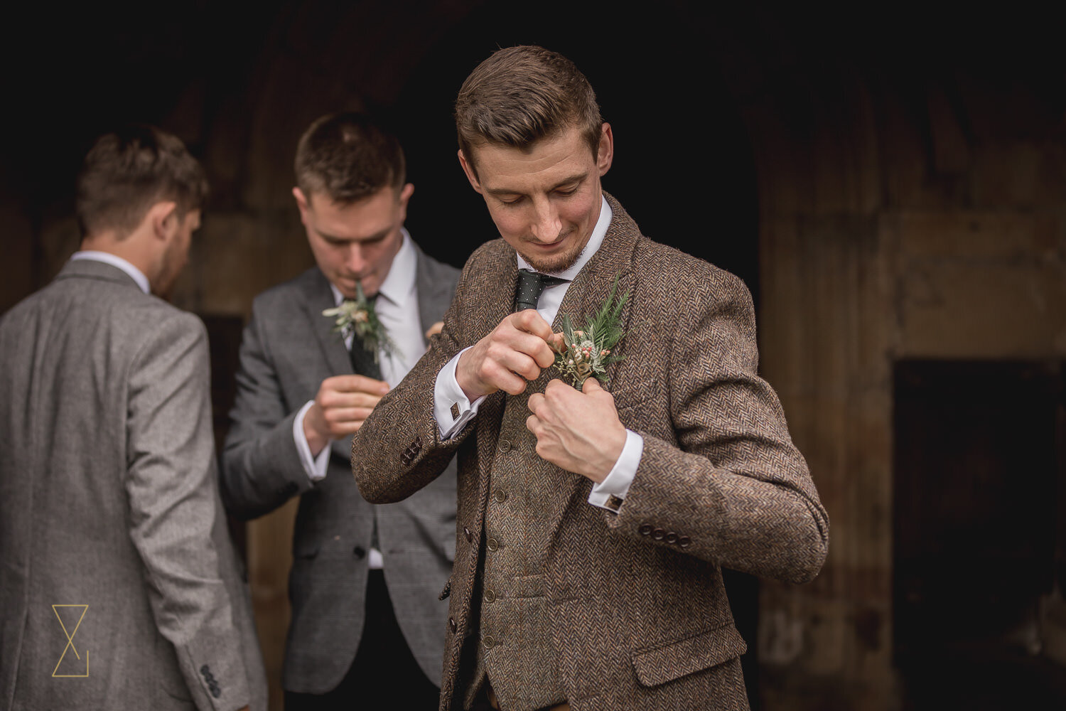Groomsmen-pinning-buttonholes