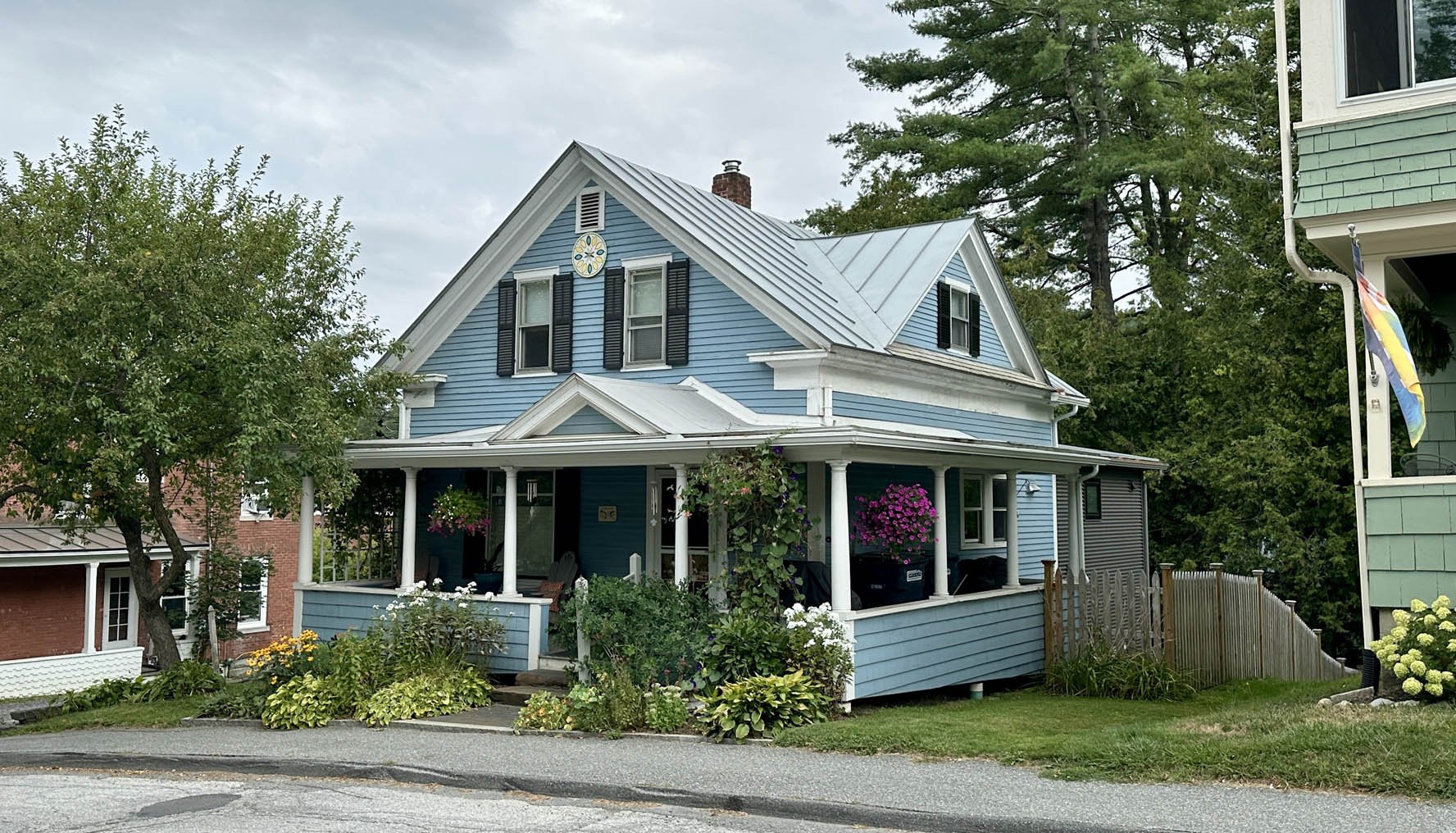 Front view showing tasteful rear Arocordis Design addition.