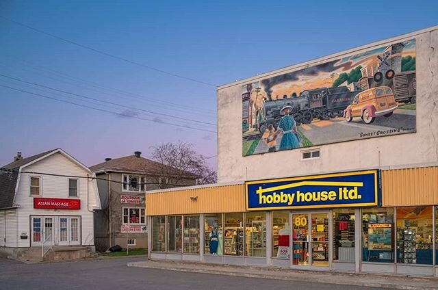 Hobby House Ltd
Montreal Rd, Vanier, Ottawa
04.05.2020
&copy; www.bmarczak.com/ottawa 
The mural above Hobby House Ltd is depicting one of the hundred or so railway crossings which existed in Ottawa before the city was redesigned according to a plan 