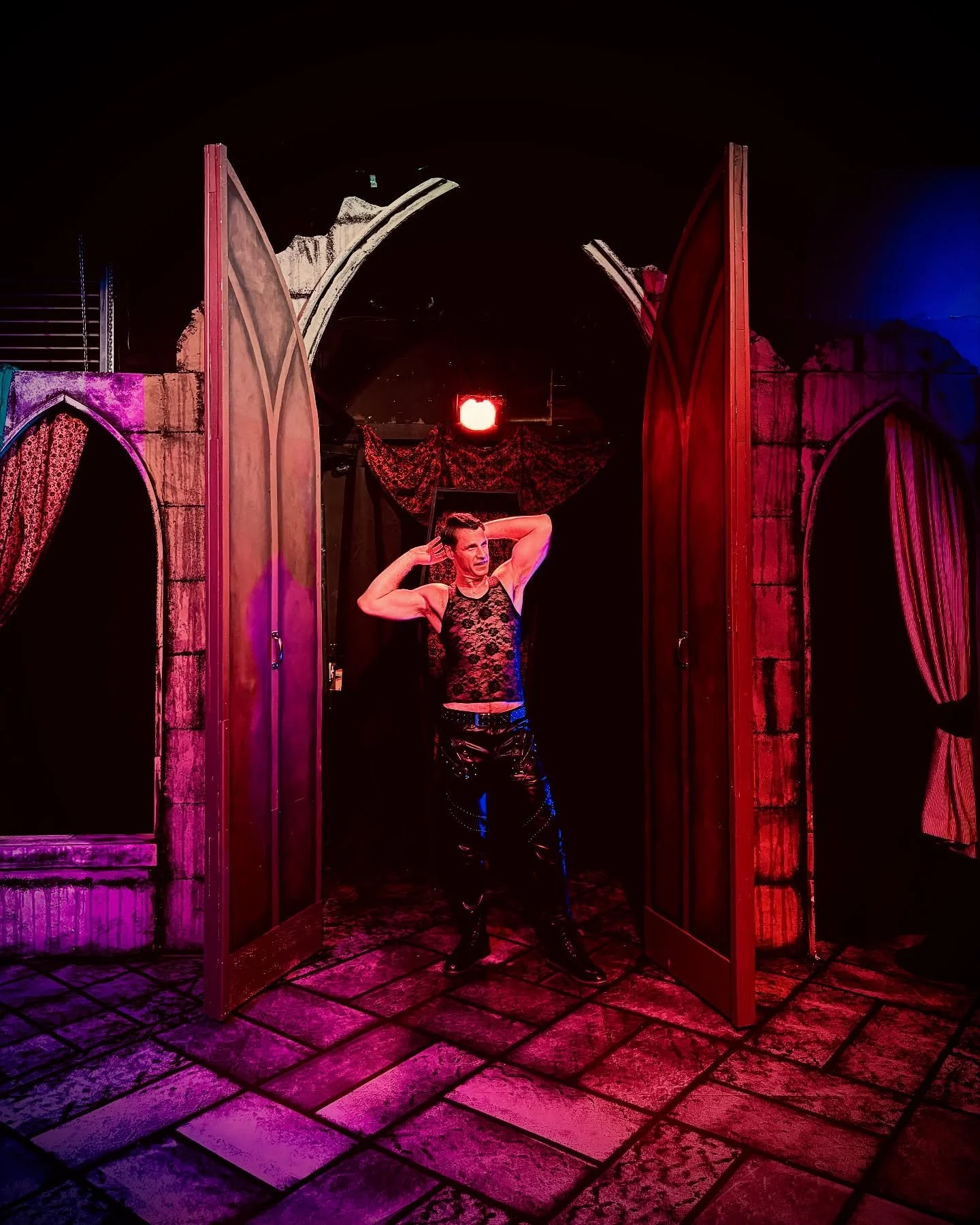Is tank-top Tuesday a thing? Count us in. 💪🏼

🦇 DRACULA: A COMEDY OF TERRORS
📆 October 24, 25, 31, November 1 @ 8pm; October 26 @ 2pm
🎟️ $75 VIP, $25 General, $20 Student/Seniors
🎃 www.esonline.org

Warning: this show features mature content an