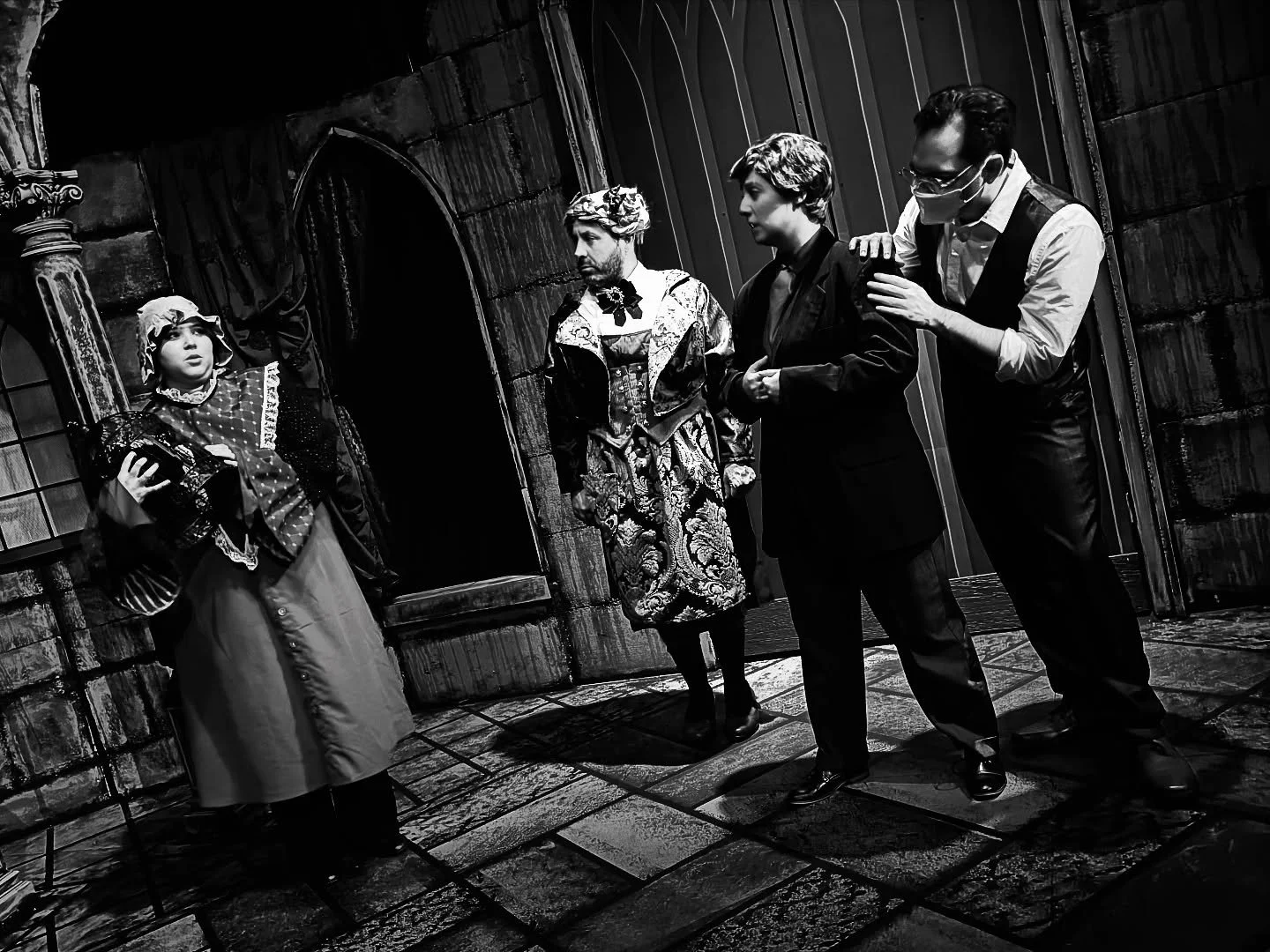 Come out and socialize with our grinning ghosts at DRACULA: A COMEDY OF TERRORS playing tonight at 8pm at The Empty Space! The perfect Halloween plans for a funny and frightful night. 😈👻

🎃 Tickets are available at esonline.org. 🕷️