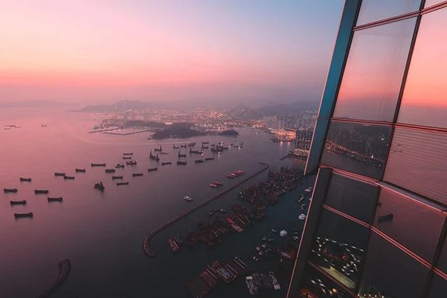 Welcome on the 100th floor of the ICC building in West Kowloon. I&rsquo;ve been planning this shot for 4 years to get it the way I wanted it. It needed the right weather/sunset conditions, a good way to get rid of the window reflections and a big por