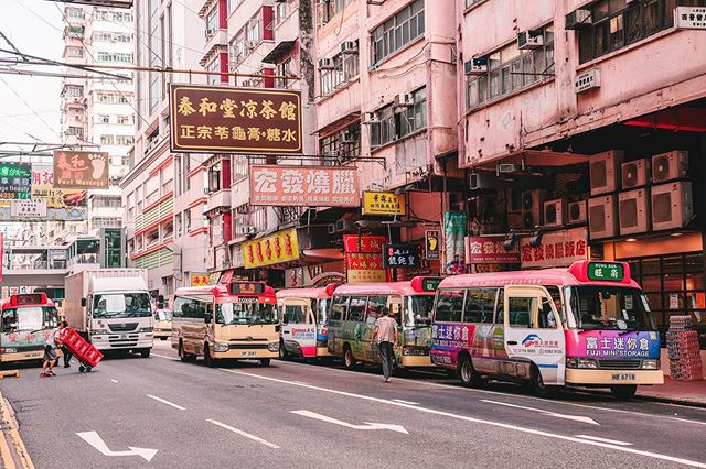 This is the Mongkok Minibus station. There are a few thousand of these ones strolling around Kowloon and Hong Kong Island making sure everybody reaches their destination against a fair price. Something Belgium could learn from with their bad connecti