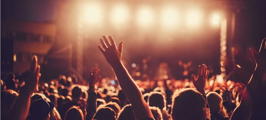 big-concert-audience-listening-to-music-at-festival-picture-id485343244.jpg