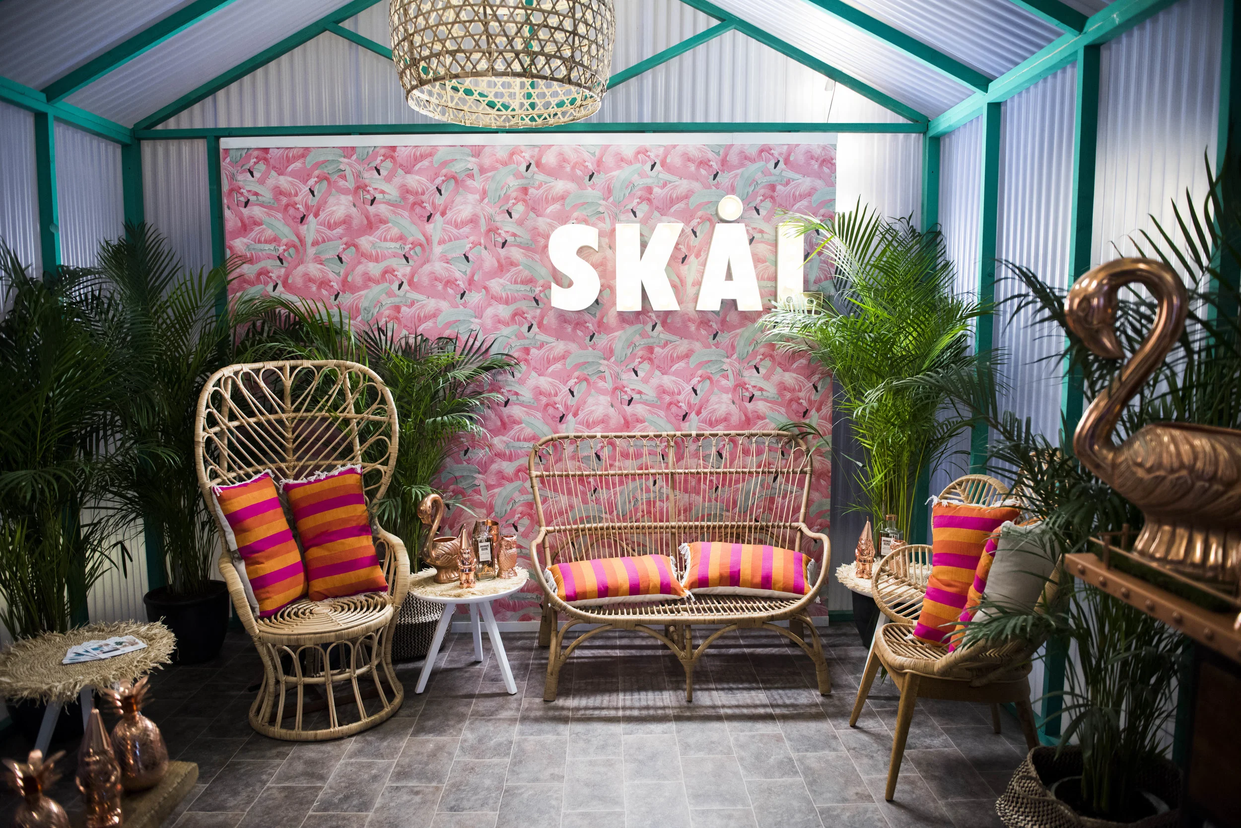 <span style="font-family:Helvetica;letter-spacing:2px;font-size:10px;color:rgba(28,28,28,0.8)"><b>SUMMER HOUSE STYLIST AWARDS</b></span><br><i>may 2017</i>