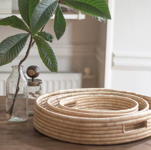 <span style="font-family:Helvetica;letter-spacing:2px;font-size:10px;color:rgba(28,28,28,0.8);text-transform:uppercase;"><b>PALM LEAF TRAYS IN NATURAL</b></span>
