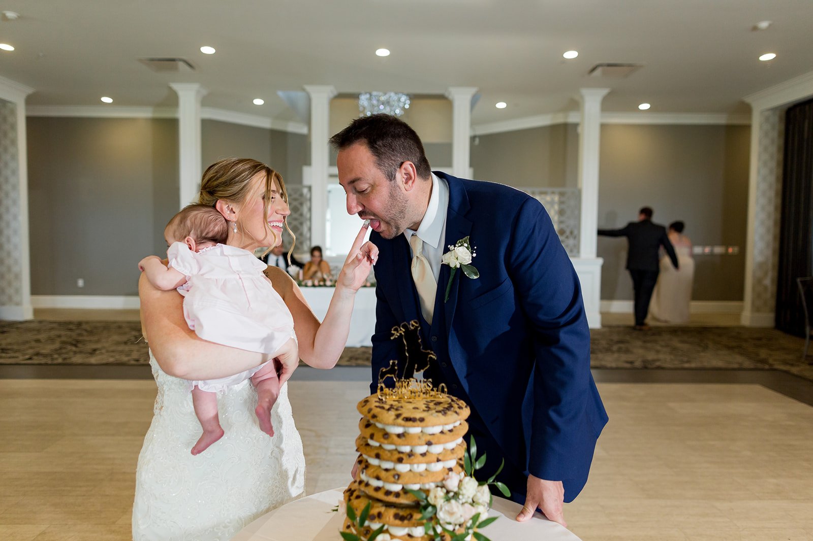 Lewiston-Wedding-Photography-Niagara-Falls-Country-Club-Cake