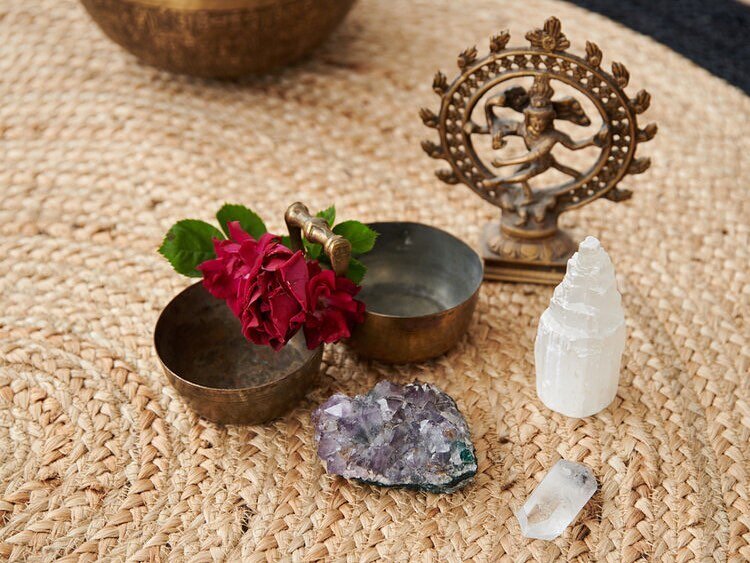 Ever wondered what the Ancient practice of Reiki is all about? 
Reiki is traditionally used to help ease emotional, mental and physical ailments. 
We asked our yoga teacher and Reiki practitioner @christychampoise to share her insight on Reiki with o