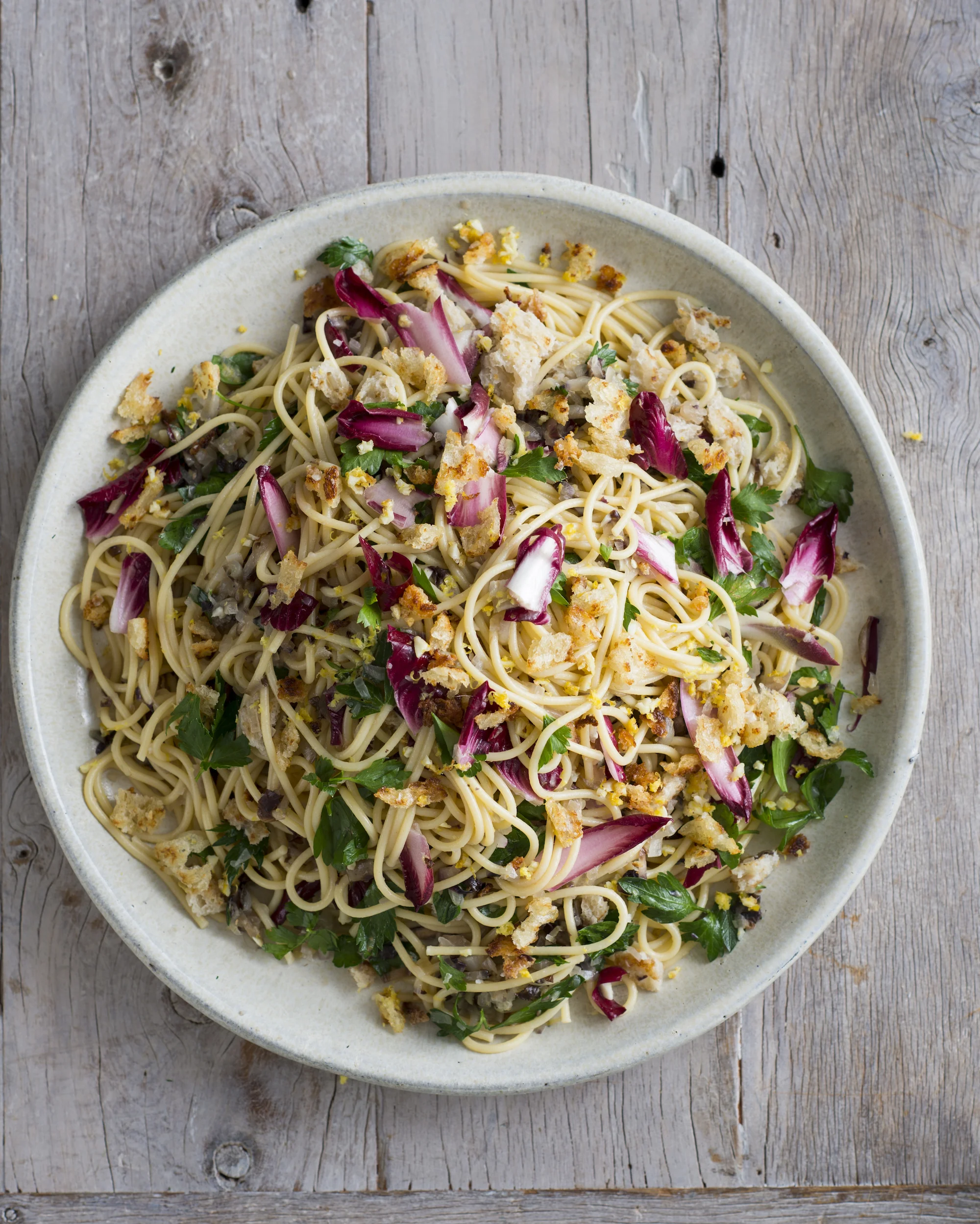 Spaghetti with red chicory, bacon and garlic crumbs