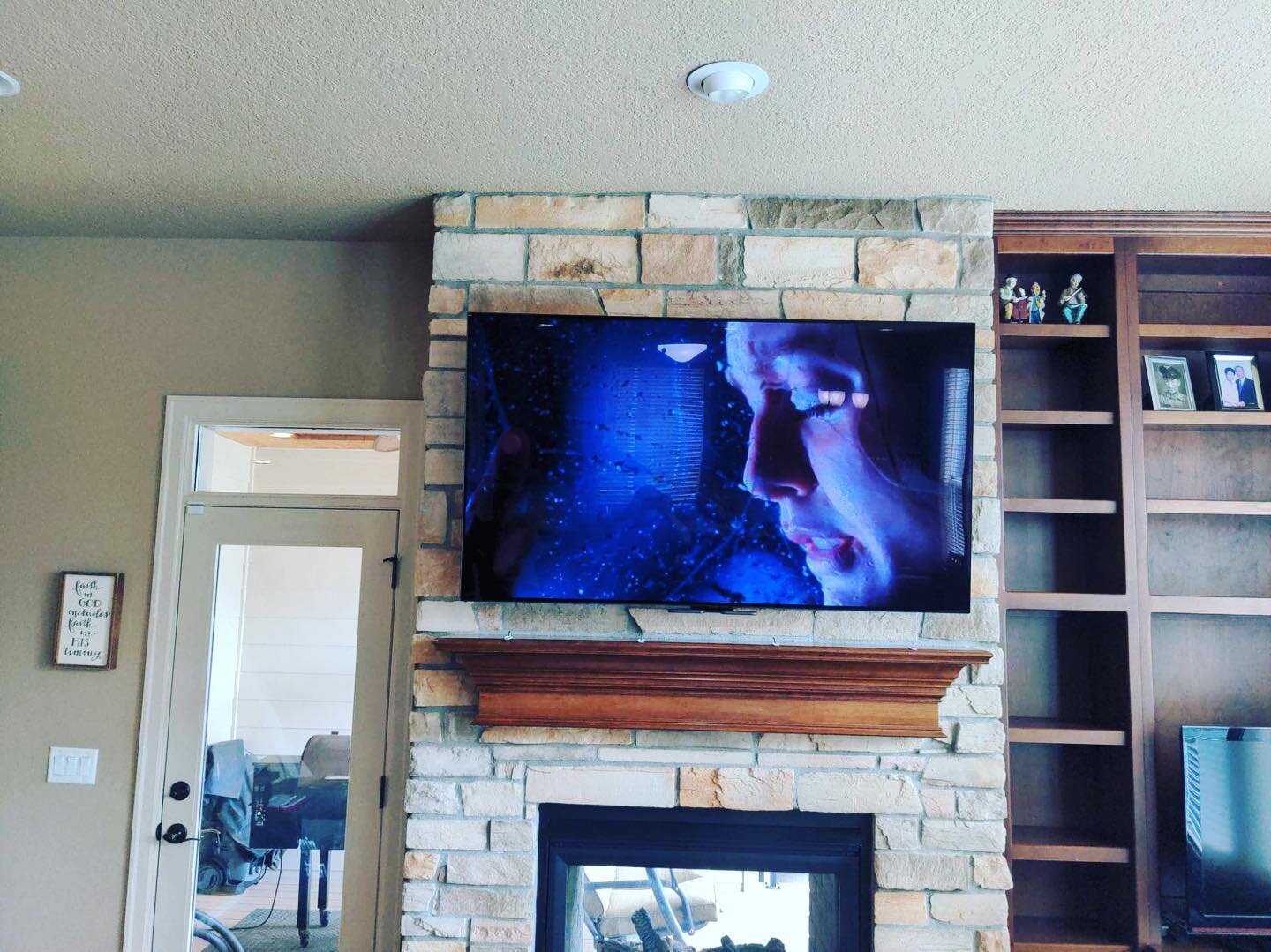 When you have limited space but want a big TV, a mantle mount might be the way to go. Our professionals make sure you are satisfied with the job before we ever leave the worksite! 

#integrationengineerspdx #lowvoltage #mantlemount #quality