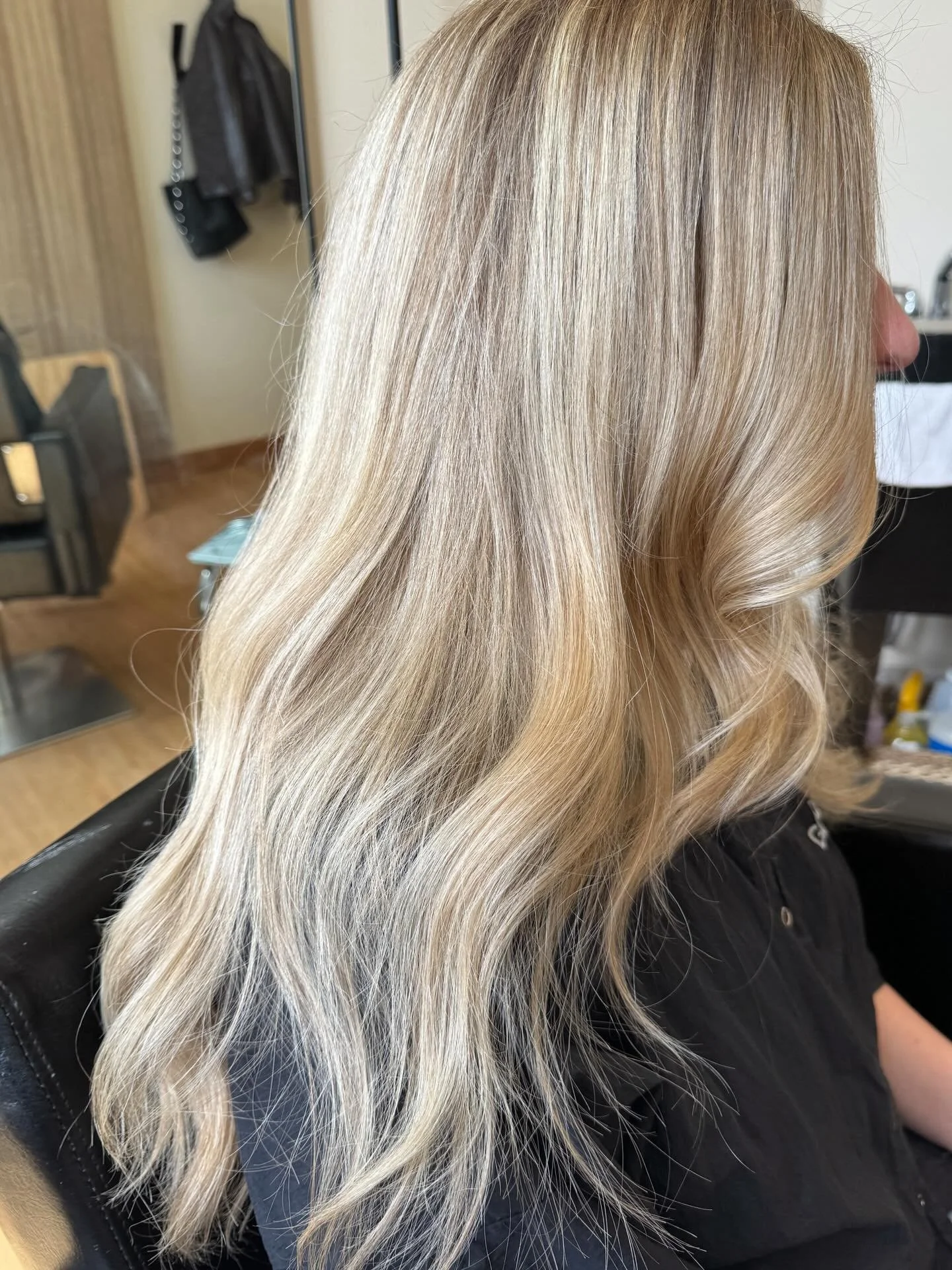 Just wrapped up a full Friday of lots of foil work, my favorite 🤍 loving this custom full highlight ✨