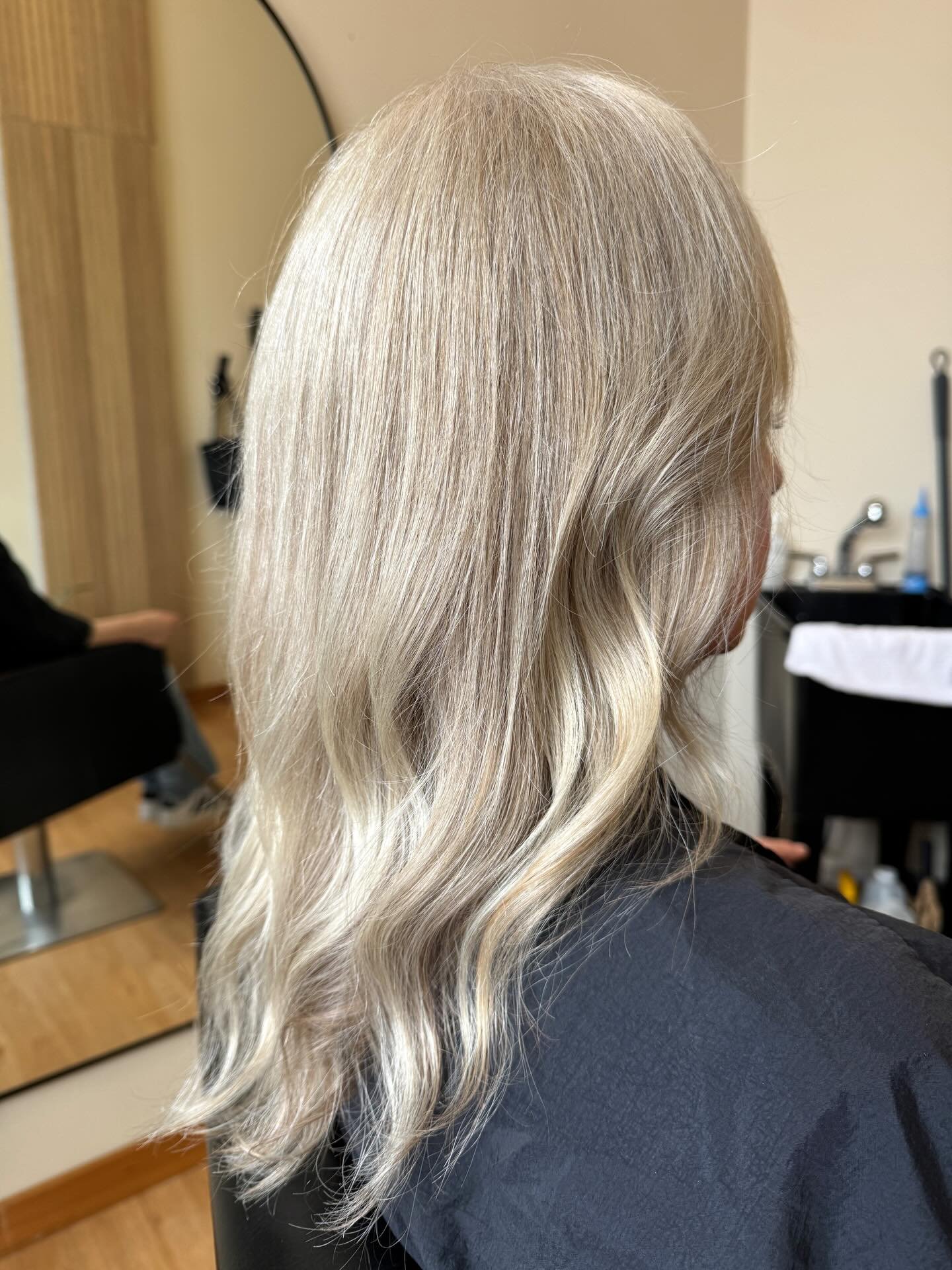 My gorgeous momma 💕 we have been playing with grey blending, trying to get away from the maintenance of an every 4 week root touch up. This time we did a full head of highlights and lowlights. I used the new Redken ALK for the lowlights 8n 8ab/10 vo
