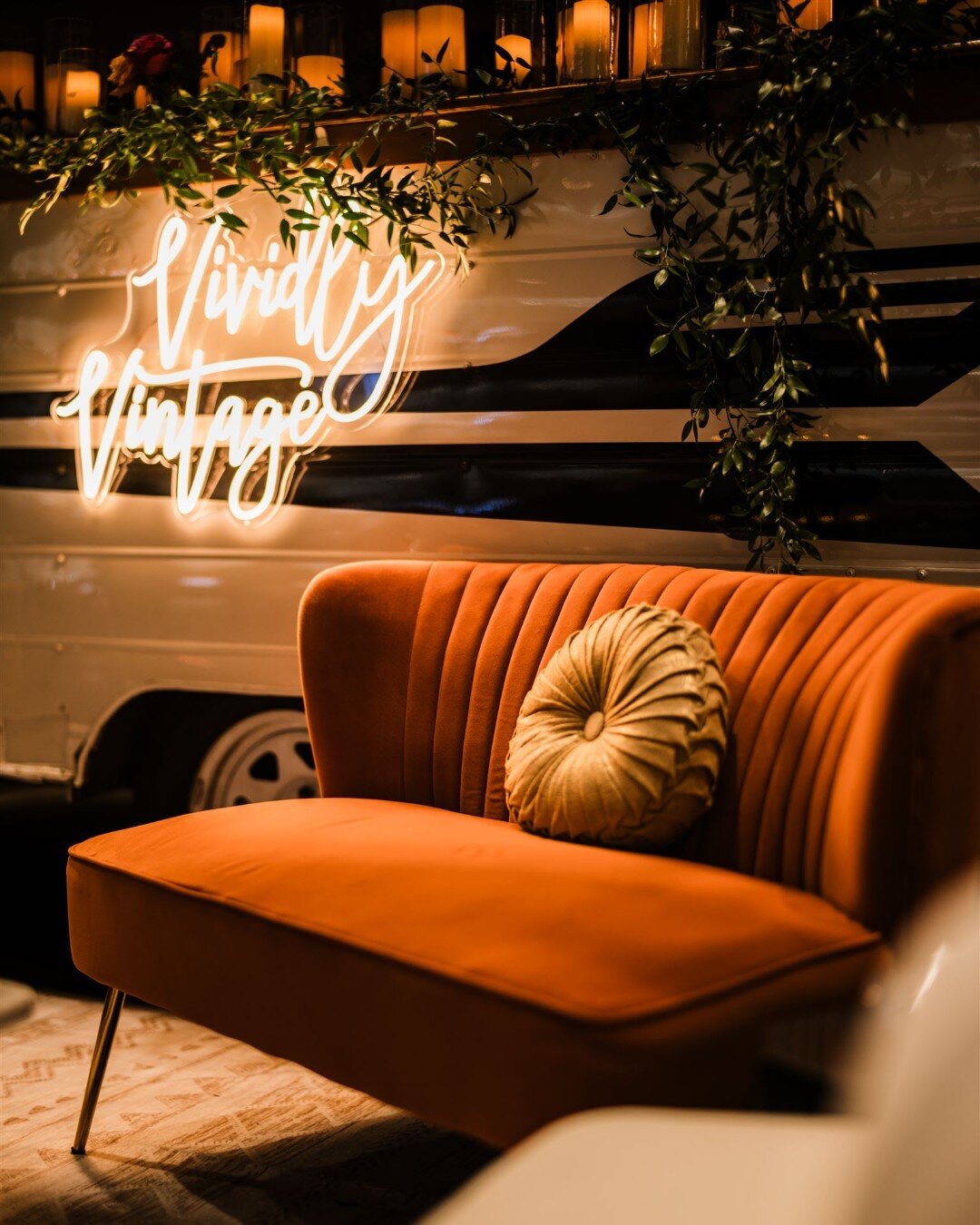 Can you imagine a more inviting seat? 🛋️ 💫 We were absolutely enchanted by the setup from @vividlyvintage_mobilebar. 

Their attention to detail and cozy atmosphere created the perfect spot for guests to relax and enjoy the festivities. 

Photo by 