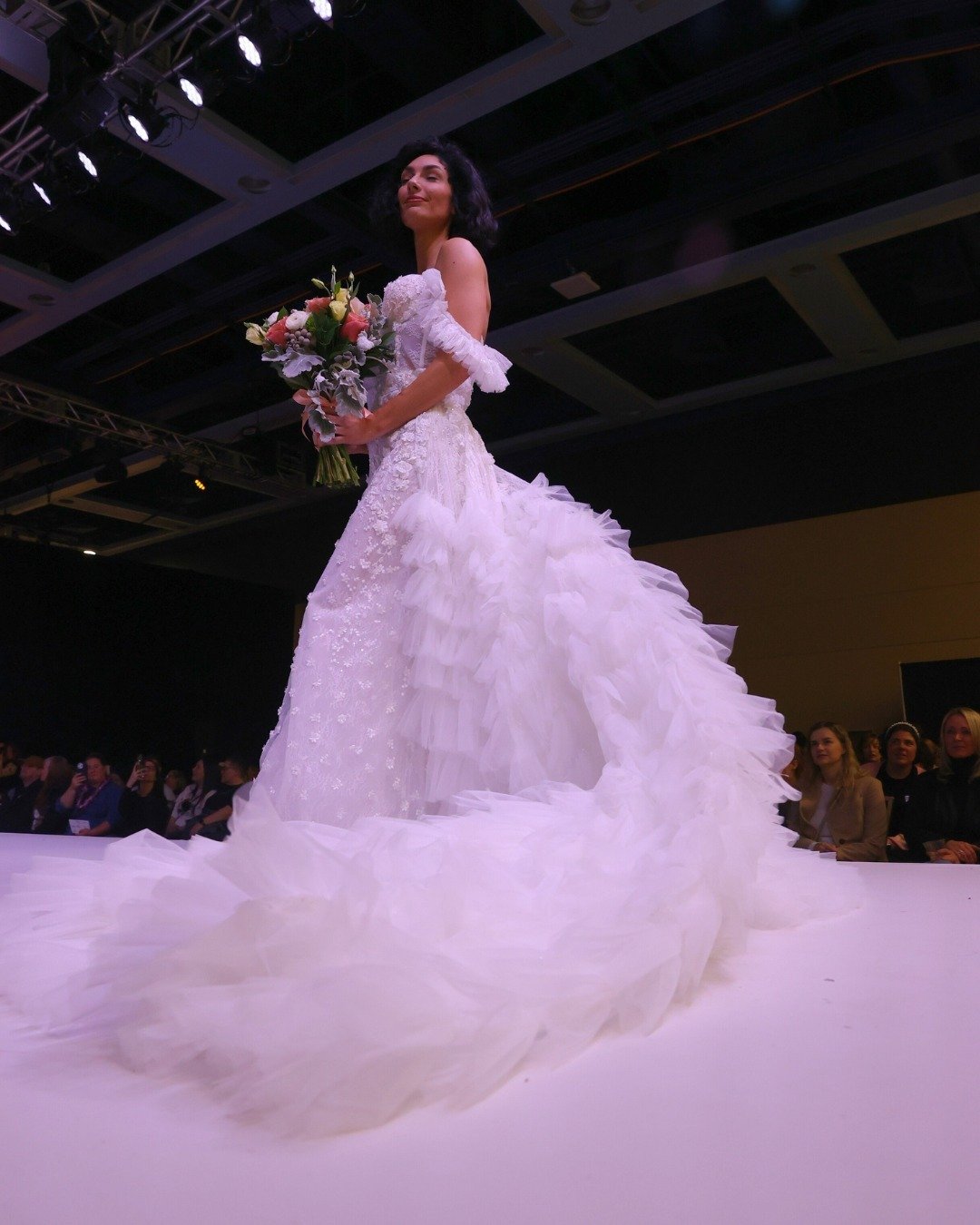 Let's take a moment to admire the stunning train... ✨ 

Dress by @forelsketbridal
Floral by @bothellflorist
@tcmmodels