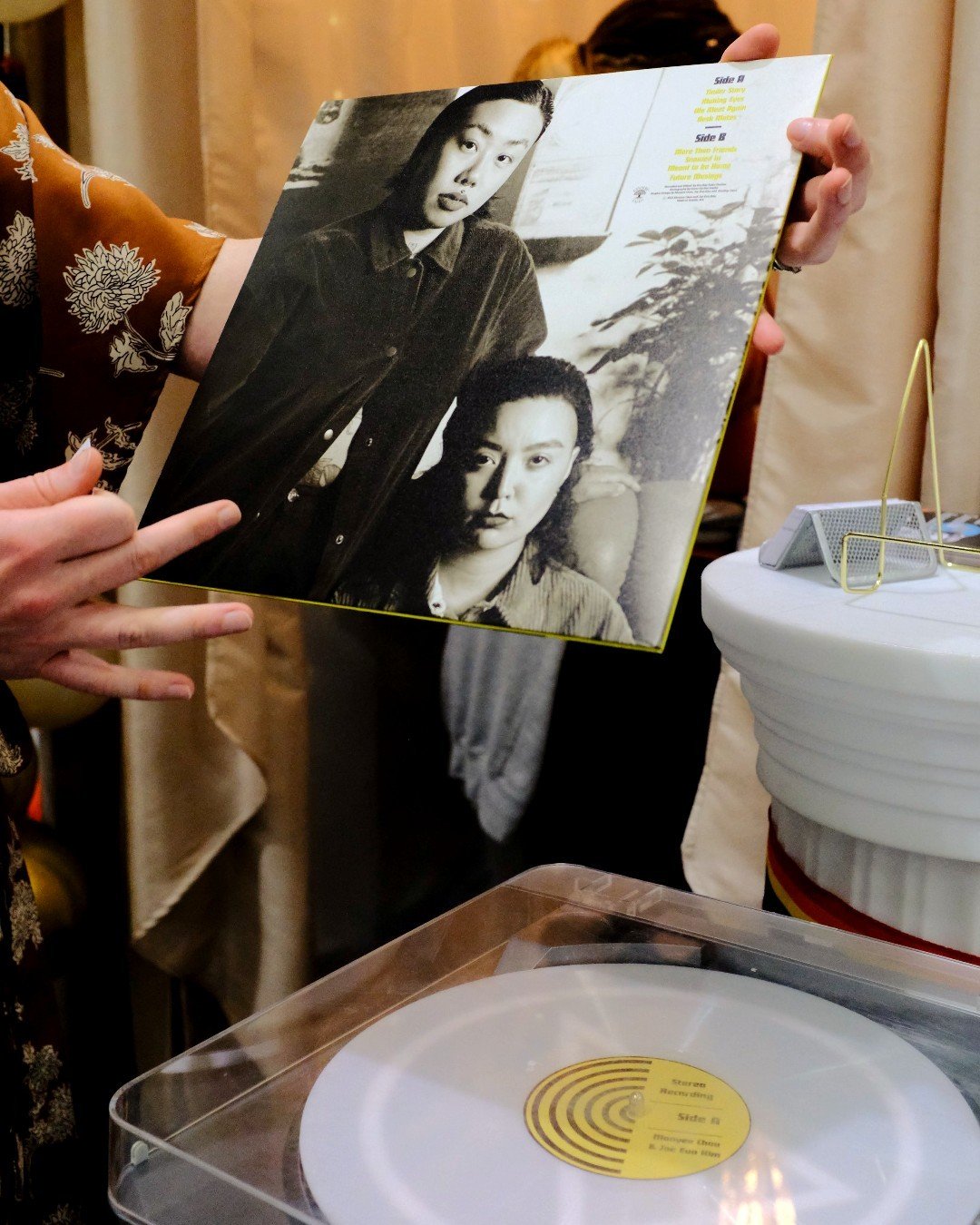 Kinship Tales rocked the 2024 Seattle Wedding Show with their Audio Guestbooks, Custom Vinyl, and Dynamic Recordings. 🤯 

We're totally hooked on this idea of reliving your wedding moments again and again! So, who's up for creating an audio guest bo
