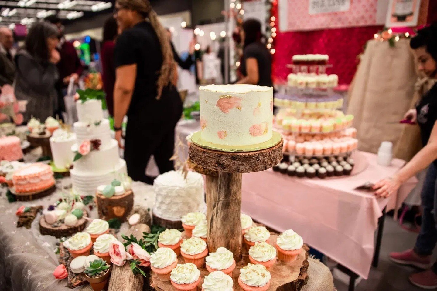 🧁✨ Feast your eyes on the mouthwatering creations of @newyorkcupcakes, beautifully captured by Elizabeth Crook from @seattlerefined! 

Their delectable samples were a crowd favorite at this year's show! 🍰😋