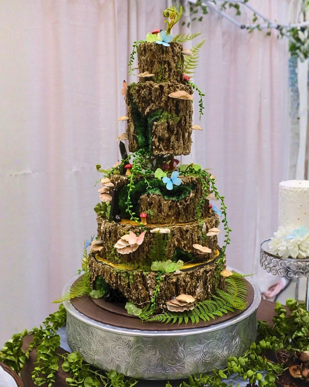 🌿✨ Enchanted forest, but make it cake. ✨🍄

This woodland wonder by Bella Bella Bakery stopped attendees in their tracks. With handcrafted mushrooms, moss, butterflies, and a tree trunk illusion, it felt straight out of a fairytale.

Creative, whims