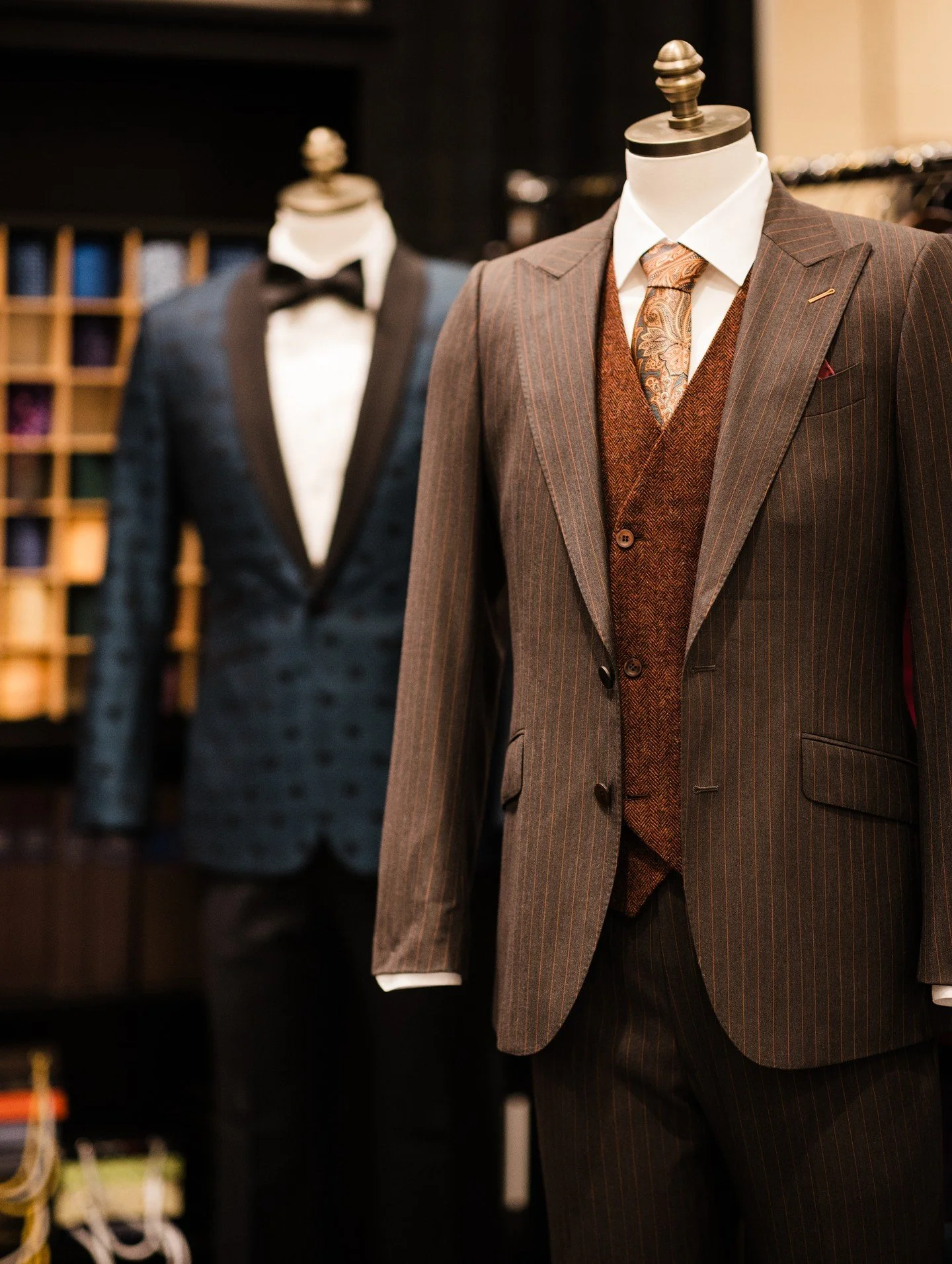 June is all about celebrating style with intention&mdash;hello, Father&rsquo;s Day and wedding season. 👔 

We loved seeing the craftsmanship from @sewgenerouslybespoke at the Seattle Wedding Show. From custom suiting to carefully selected fabrics, e