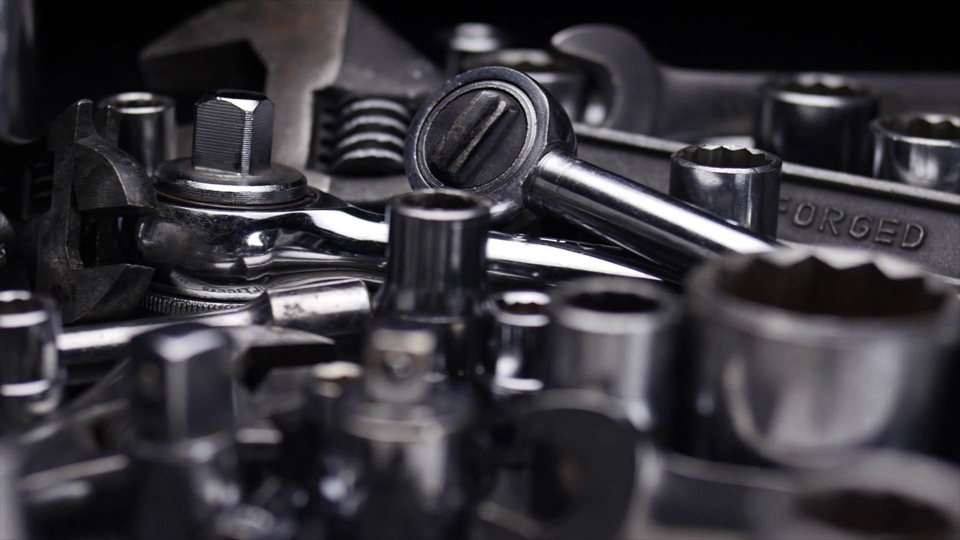 hand-tools-in-extreme-close-up-wrenches-ratchets-sockets_rhbwtptve_thumbnail-full04.png