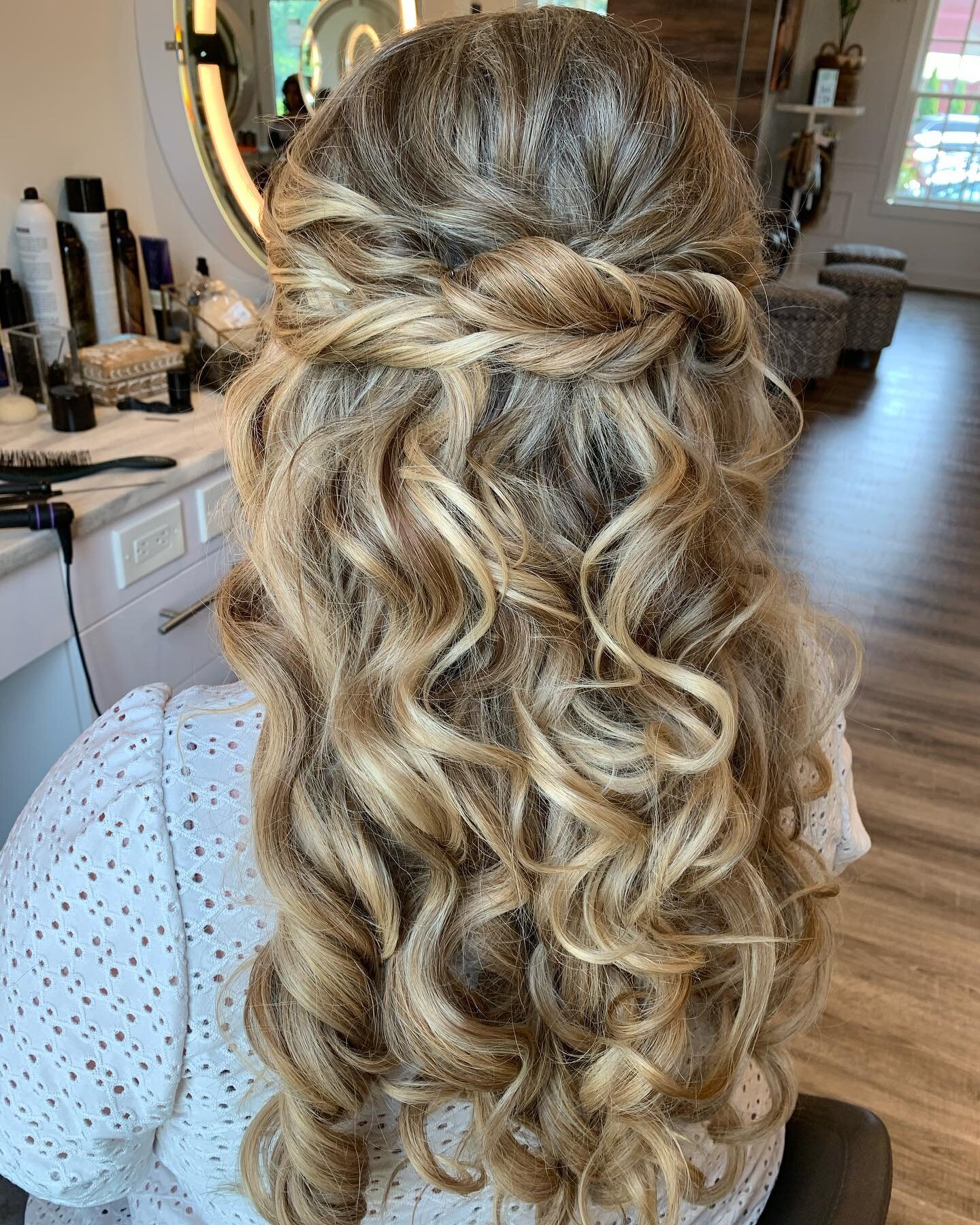 Gotta love @halocoutureextensions 😍 This layered halo matched perfectly! It added the perfect amount of length and thickness 💗 DM me if you would like more info!