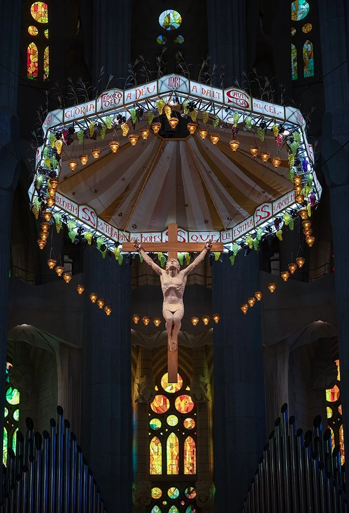 crucifijo-altar-sagrada-familiaW.jpg