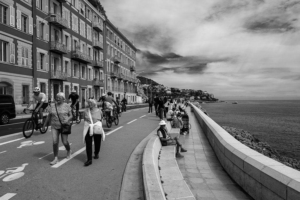 caminando-en-Niza-2-BWw.jpg