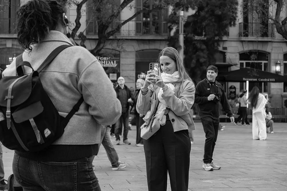 tomando-foto-en-la-plaza-catedral-barcelona-BWw copy.jpg