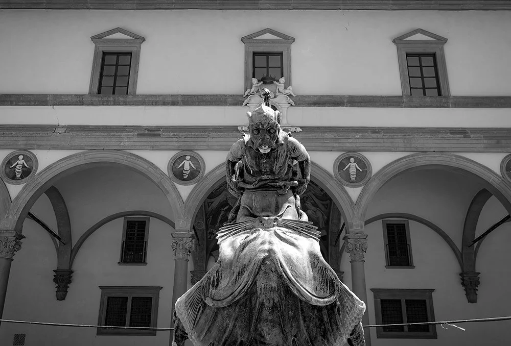 frente-al-ospedale-degli-innocentiW copy.jpg