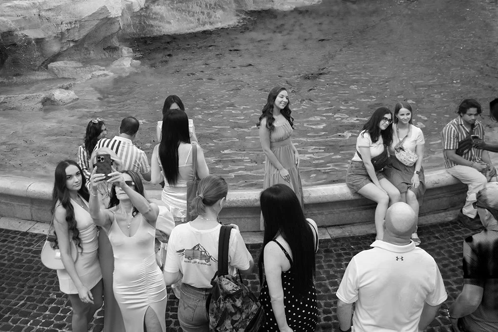 gente-en-la-fontana-di-treviW.jpg