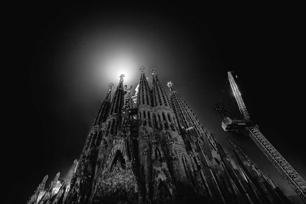 Sagrada-familia-con-sol-BWw copy.jpg