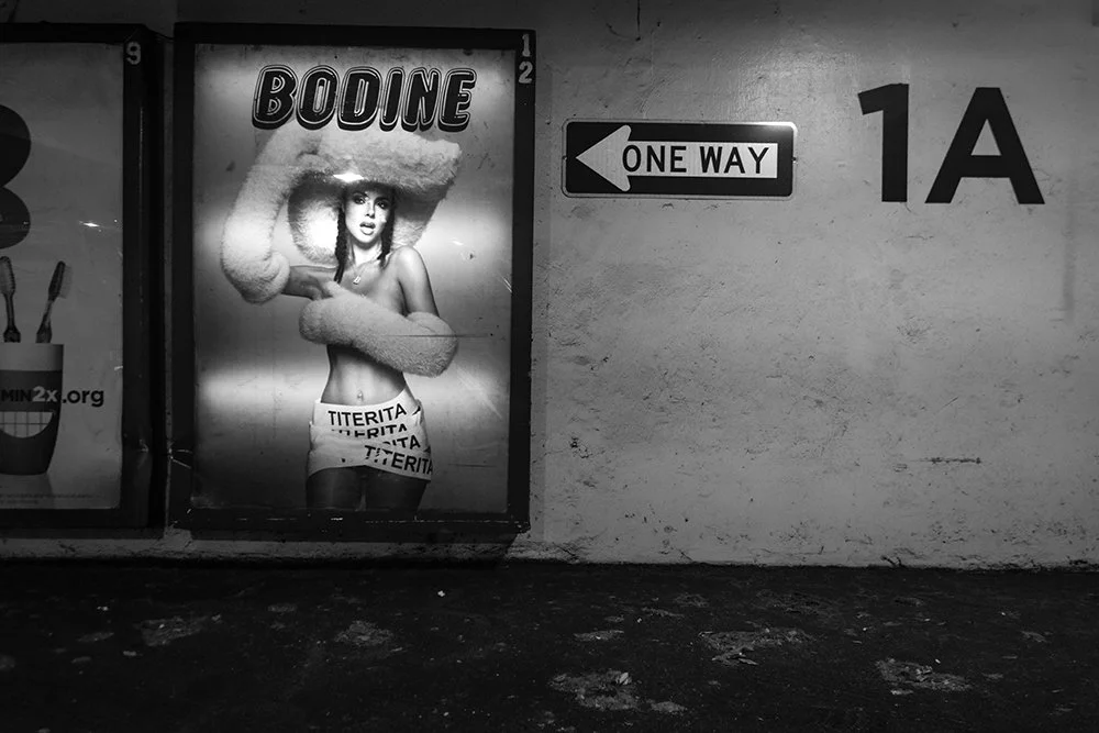 mujer-anuncio-en-el-parking-2w.jpg