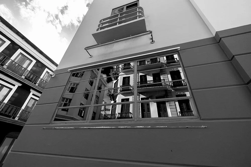 reflejo-en-ventana-de-banco-popularW.jpg