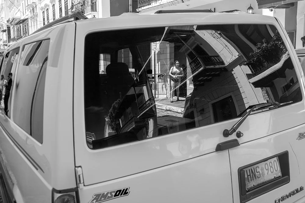 mujer-a-traves-de-reflejo-de-carroW.jpg
