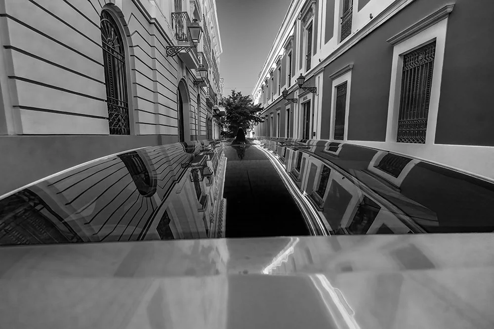calle-y-reflejo-en-techo-carro-BWwtif.jpg