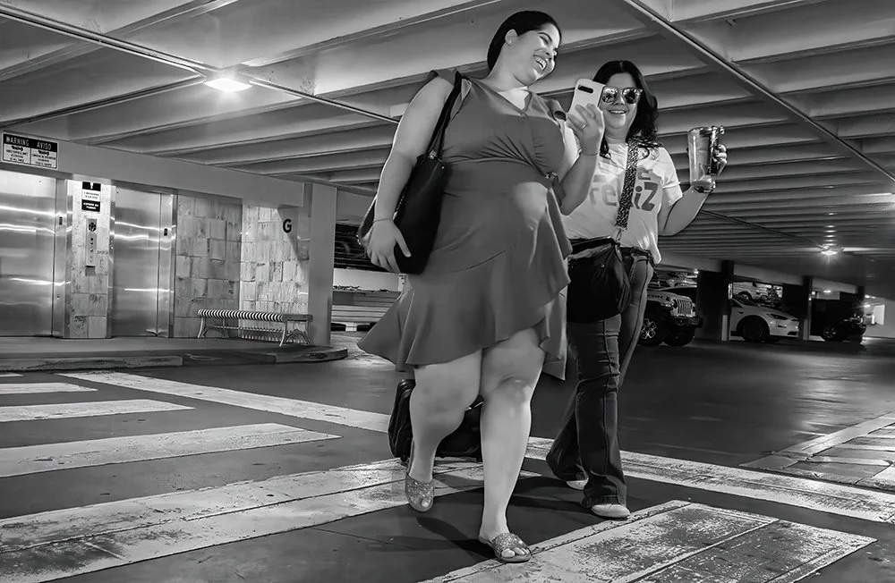 dos-mujeres-en-el-parkingW.jpg