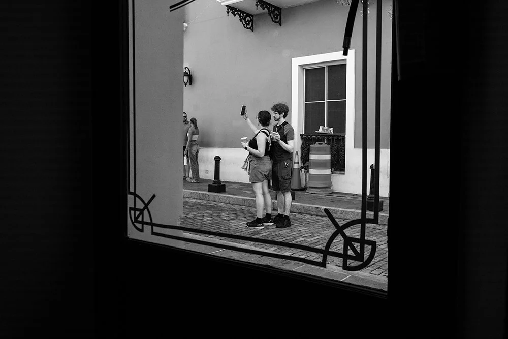 pareja-selfie-a-traves-de-vantanaW.jpg