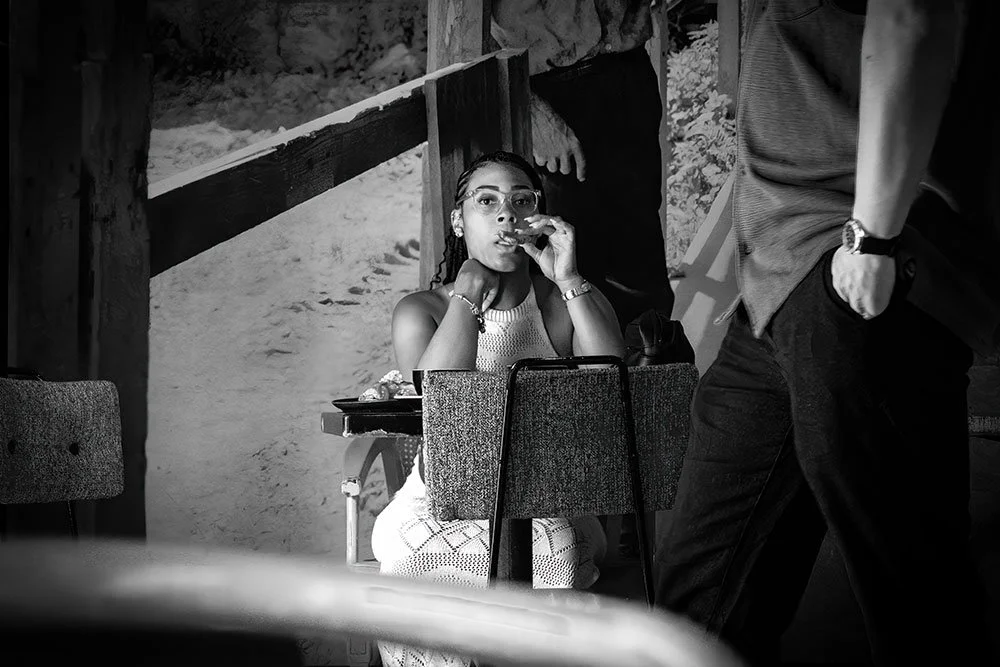 mujer-comiendo-mirandomeBWW.jpg